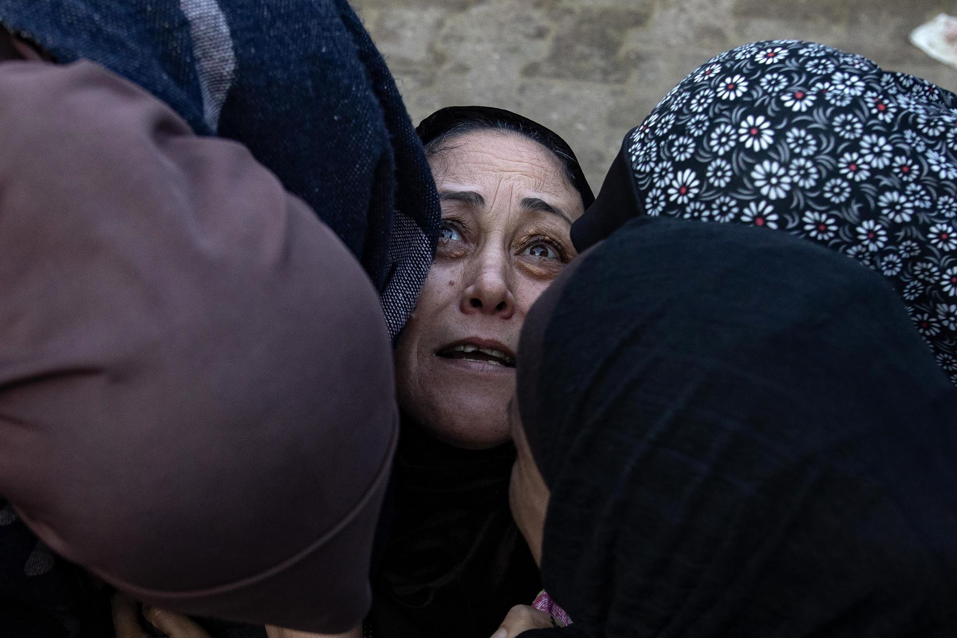 Imagen de archivo de mujeres palestinas que lloran la muerte de familiares tras un ataque israelí. EFE/EPA/HAITHAM IMAD