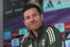 El entrenador del Real Madrid, Xabi Alonso, ofrece una rueda de prensa después del entrenamiento en la Ciudad Deportiva de Valdebebas para preparar el partido de LaLiga frente al Real Betis. EFE/Kiko Huesca
