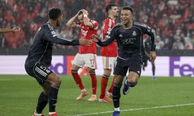 Kylian Mbappe (D) celebrate con Jude Bellingham el 0-1 anotado contra el Benfica, en el partido de la última jornada de la fase liga de la Liga de Campeones disputado en Lisboa. EFE/EPA/MIGUEL A. LOPES
