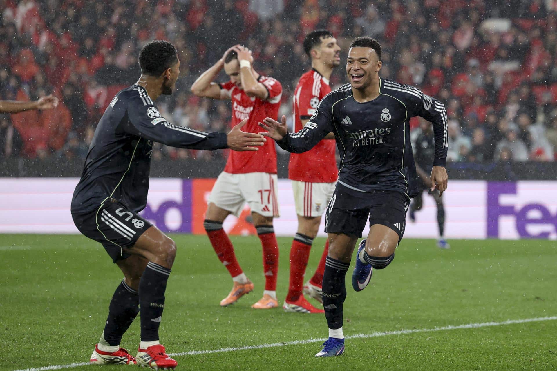 Kylian Mbappe (D) celebrate con Jude Bellingham el 0-1 anotado contra el Benfica, en el partido de la última jornada de la fase liga de la Liga de Campeones disputado en Lisboa. EFE/EPA/MIGUEL A. LOPES