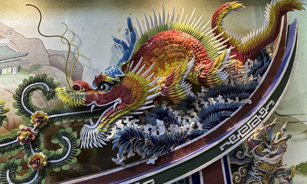 Un dragón compuesto con la técnica del 'jian nian', que utiliza fragmentos de porcelana para crear relieves coloridos en templos y espacios religiosos de Chiayi, condado taiwanés entre montañas cubiertas de nubes, bosques de cipreses, templos centenarios y aromas de té. EFE/ Javier Castro Bugarín