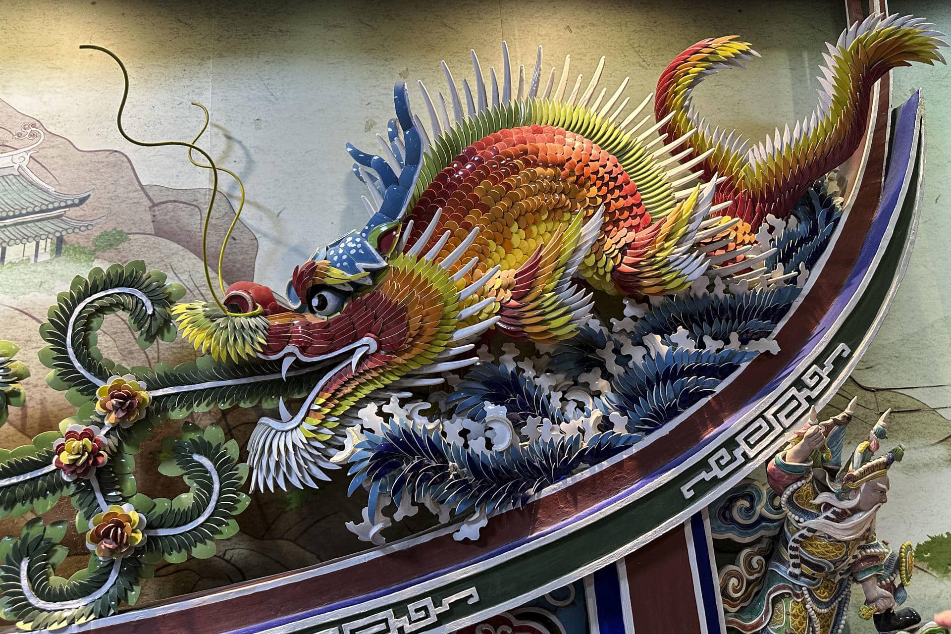 Un dragón compuesto con la técnica del 'jian nian', que utiliza fragmentos de porcelana para crear relieves coloridos en templos y espacios religiosos de Chiayi, condado taiwanés entre montañas cubiertas de nubes, bosques de cipreses, templos centenarios y aromas de té. EFE/ Javier Castro Bugarín