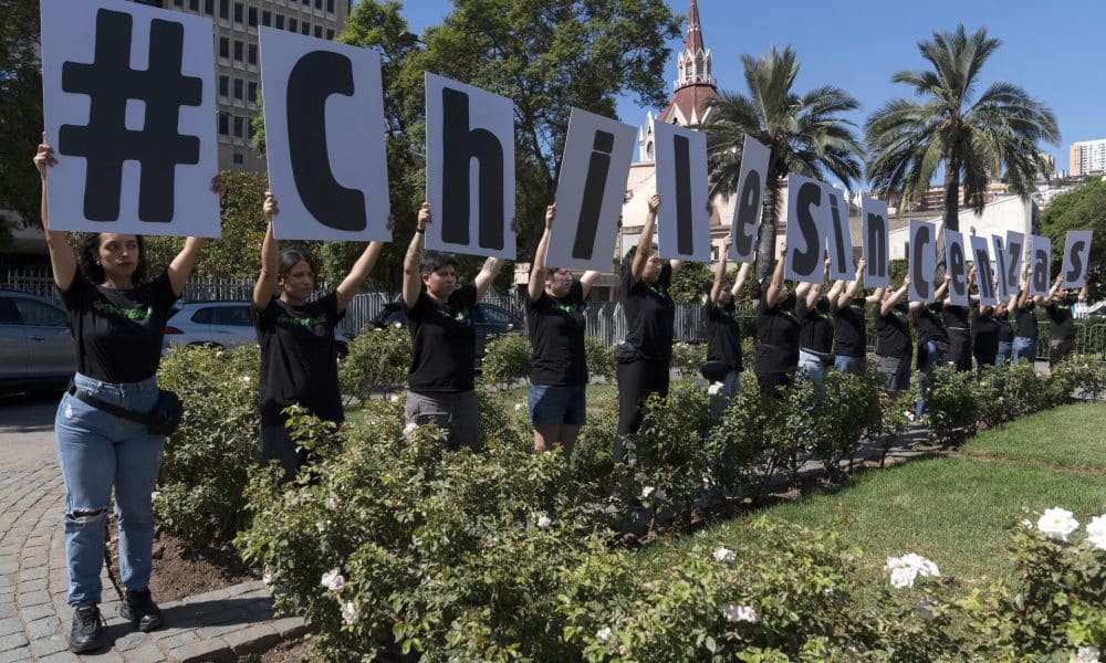 Activistas de Greenpeace se manifiestan este lunes, frente al Congreso Nacional de Chile en Valparaíso (Chile). EFE/ Adriana Thomasa