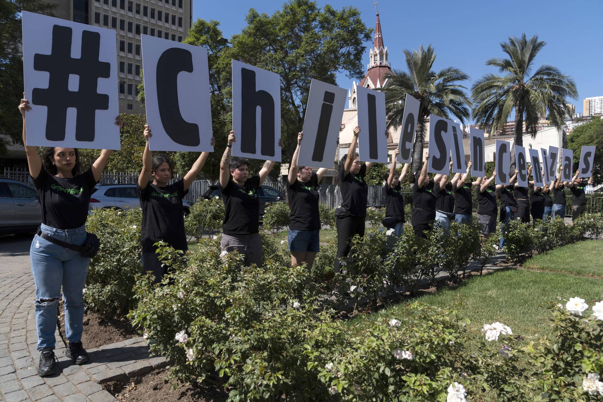 Activistas de Greenpeace se manifiestan este lunes, frente al Congreso Nacional de Chile en Valparaíso (Chile). EFE/ Adriana Thomasa
