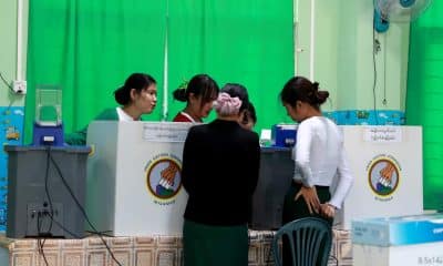 YANGON (Myanmar), 10/01/2026.- Voluntarios preparan el sistema de votación para la segunda fase de las elecciones en Birmania. (Elecciones, Golpe de Estado, Birmania) EFE/EPA/NYEIN CHAN NAING