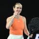 La ucraniana Elina Svitolina celebra su victoria en los cuartos de final del Abierto de Australia sobre la estadounidense Coco Gauff. EFE/EPA/JOEL CARRETT