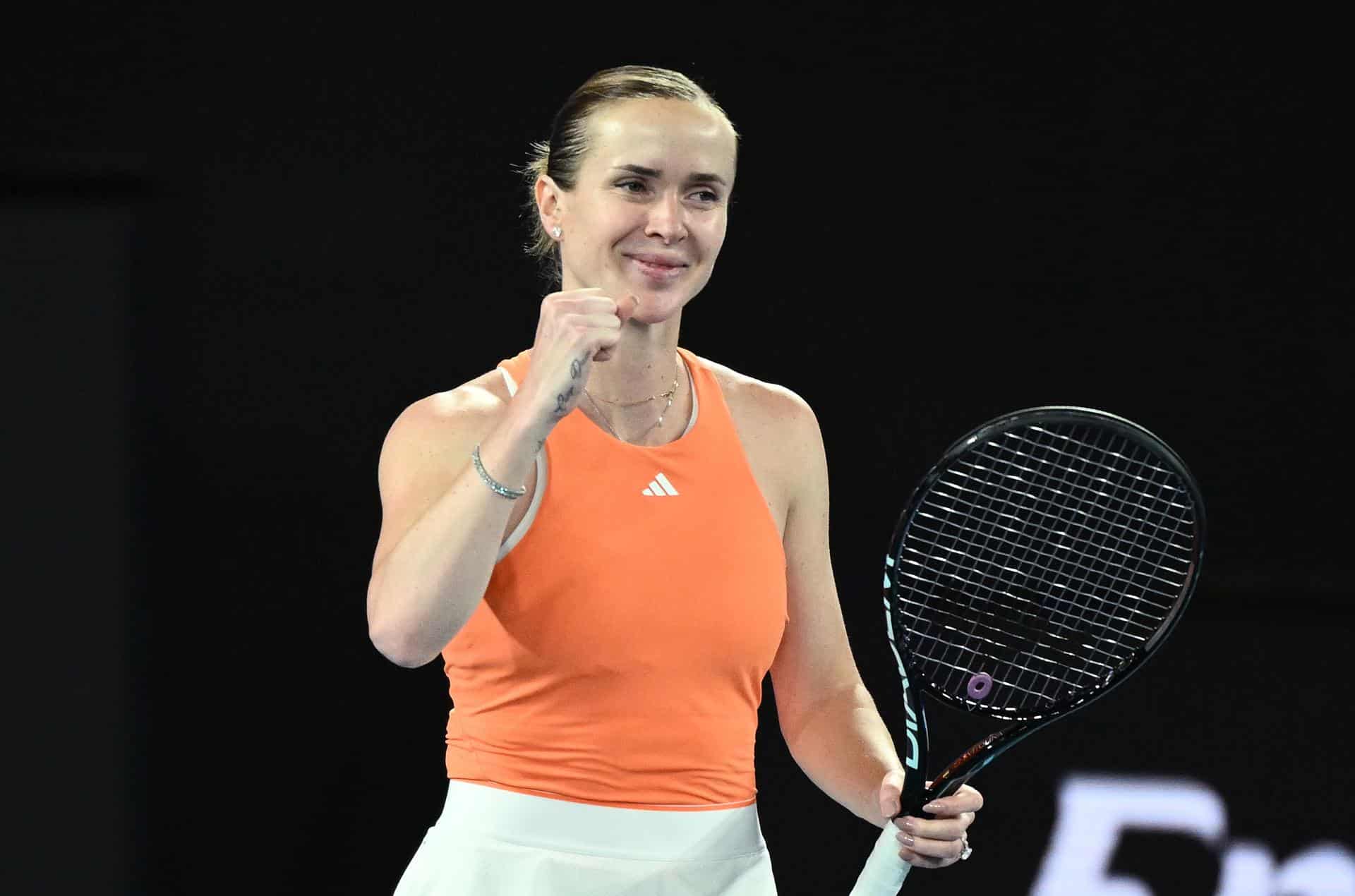 La ucraniana Elina Svitolina celebra su victoria en los cuartos de final del Abierto de Australia sobre la estadounidense Coco Gauff. EFE/EPA/JOEL CARRETT