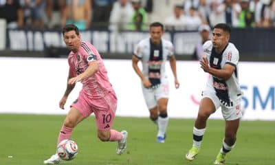 Gianfranco Chávez (d), de Alianza Lima, disputa el balón con Lionel Messi, de Inter Miami, durante un partido amistoso entre Alianza Lima e Inter Miami en el estadio Alejandro Villanueva en Lima (Perú). EFE/Paolo Aguilar