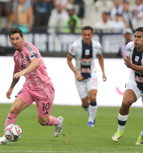 Gianfranco Chávez (d), de Alianza Lima, disputa el balón con Lionel Messi, de Inter Miami, durante un partido amistoso entre Alianza Lima e Inter Miami en el estadio Alejandro Villanueva en Lima (Perú). EFE/Paolo Aguilar