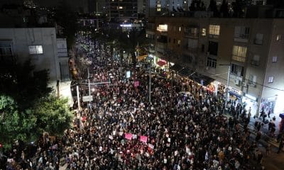 Las personas participan en una marcha de protesta contra la violencia en las comunidades árabes en Israel, en Tel Aviv, Israel, 31 de enero de 2026. Los manifestantes corearon consignas contra el ministro de Seguridad Nacional Itamar Ben-Gvir, acusando al gobierno de inacción sistemática y fracaso al no frenar una ola de crímenes con una respuesta policial efectiva en ciudades y pueblos árabes. (Protestas) EFE/EPA/ABIR SULTAN