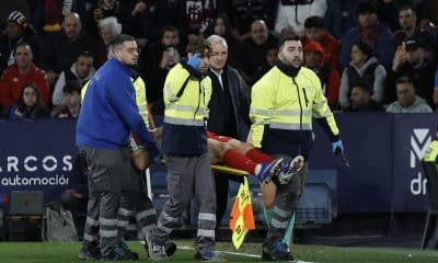 El delantero del Atlético de Madrid Alexander Sørloth se retira lesionado durante el encuentro correspondiente a la jornada 22 de LaLiga EA Sports entre Levante UD y Atlético de Madrid celebrado este sábado en el Estadio Ciutat de València. EFE/ Biel Aliño