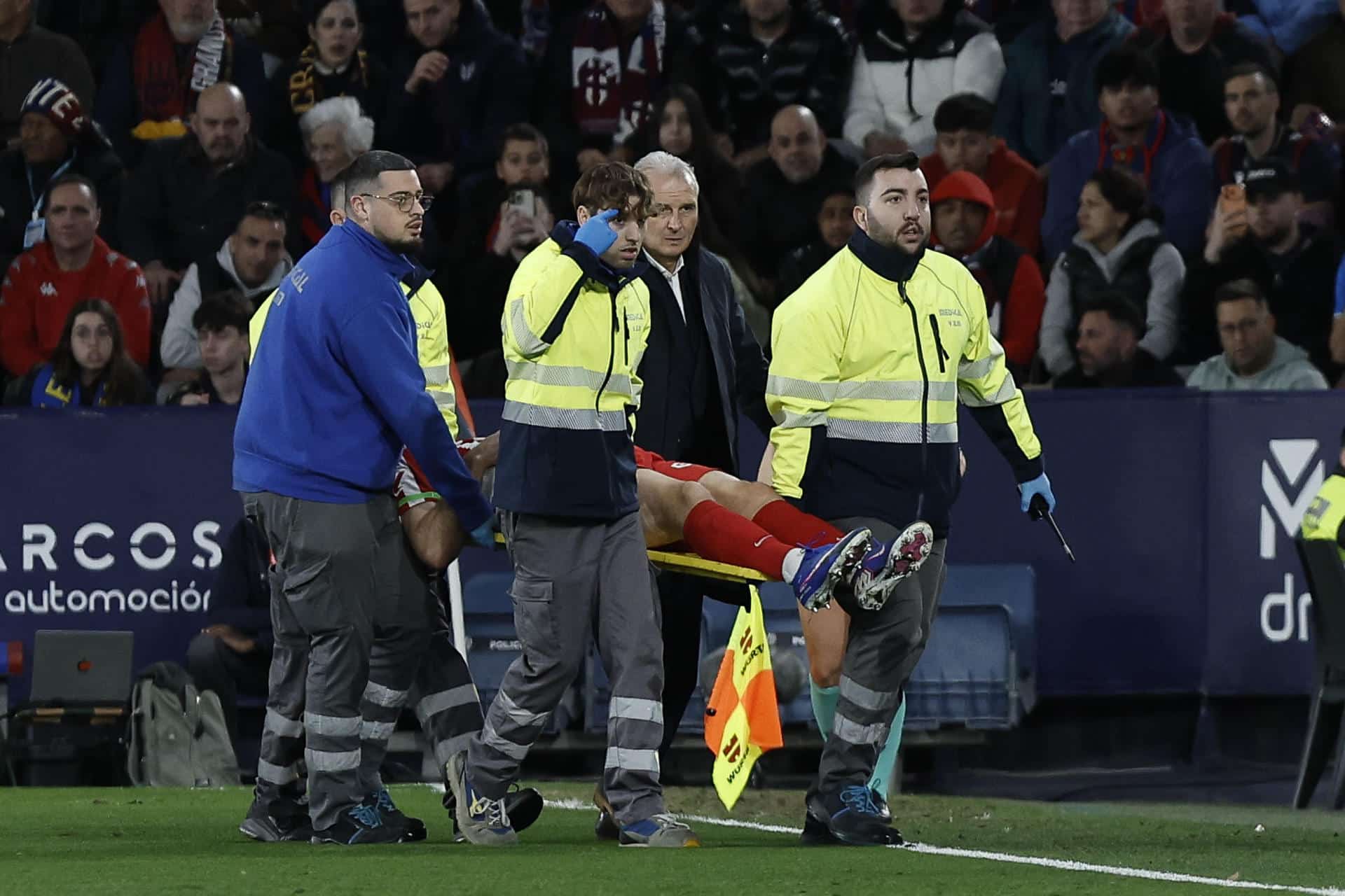 El delantero del Atlético de Madrid Alexander Sørloth se retira lesionado durante el encuentro correspondiente a la jornada 22 de LaLiga EA Sports entre Levante UD y Atlético de Madrid celebrado este sábado en el Estadio Ciutat de València. EFE/ Biel Aliño
