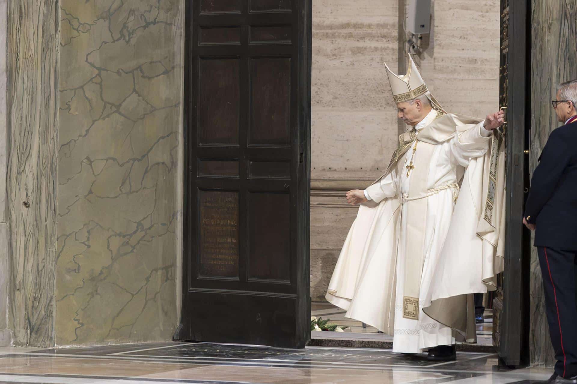 Imagen cedida por el Vaticano del cierre solemne de la Puerta Santa de la basílica de San Pedro. EFE/EPA/FRANCESCO AMMENDOLA/QUIRINALE PRESS OFFICE HANDOUT HANDOUT EDITORIAL USE ONLY/NO SALES