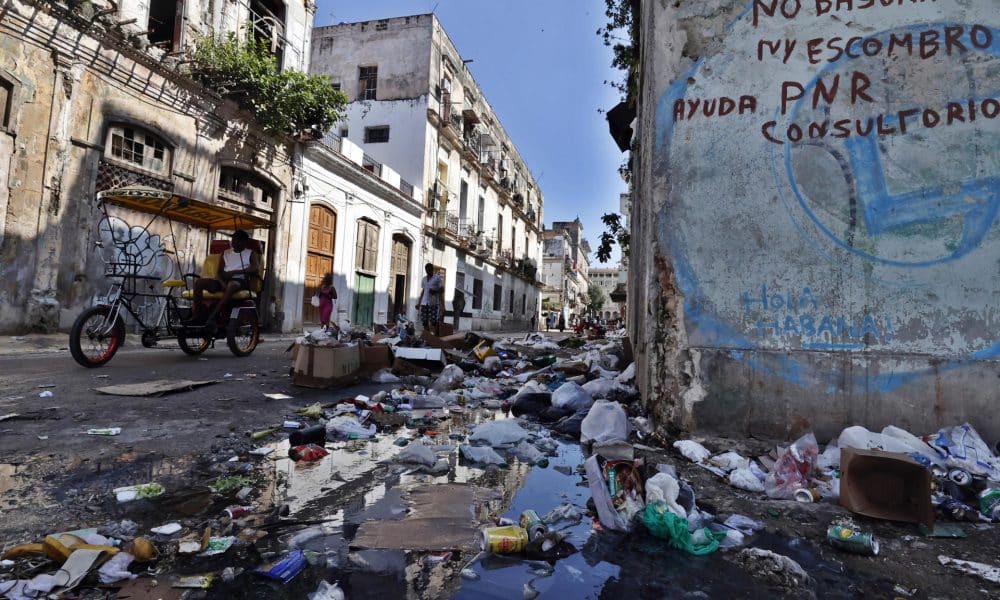 Fotografía del 22 de enero de 2026 que muestra basura en una calle, en La Habana (Cuba). EFE/ Ernesto Mastrascusa