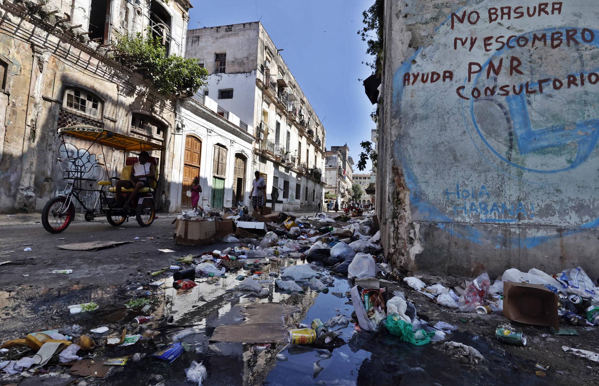 Fotografía del 22 de enero de 2026 que muestra basura en una calle, en La Habana (Cuba). EFE/ Ernesto Mastrascusa