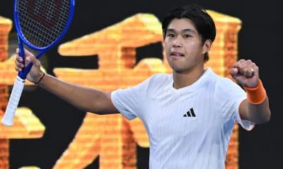 El tenista estadounidense Learner Tien celebra la victoria ante el ruso Daniil Medvedev en el Abierto de Australia en Melbourne. EFE/EPA/JAMES ROSS