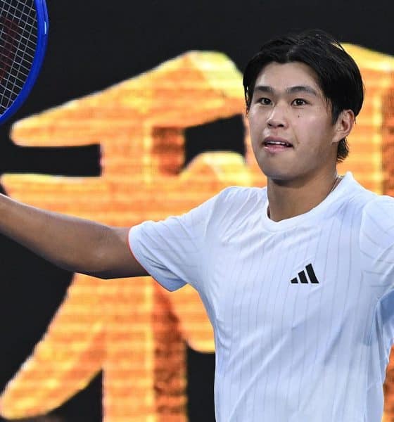 El tenista estadounidense Learner Tien celebra la victoria ante el ruso Daniil Medvedev en el Abierto de Australia en Melbourne. EFE/EPA/JAMES ROSS