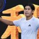 El tenista estadounidense Learner Tien celebra la victoria ante el ruso Daniil Medvedev en el Abierto de Australia en Melbourne. EFE/EPA/JAMES ROSS