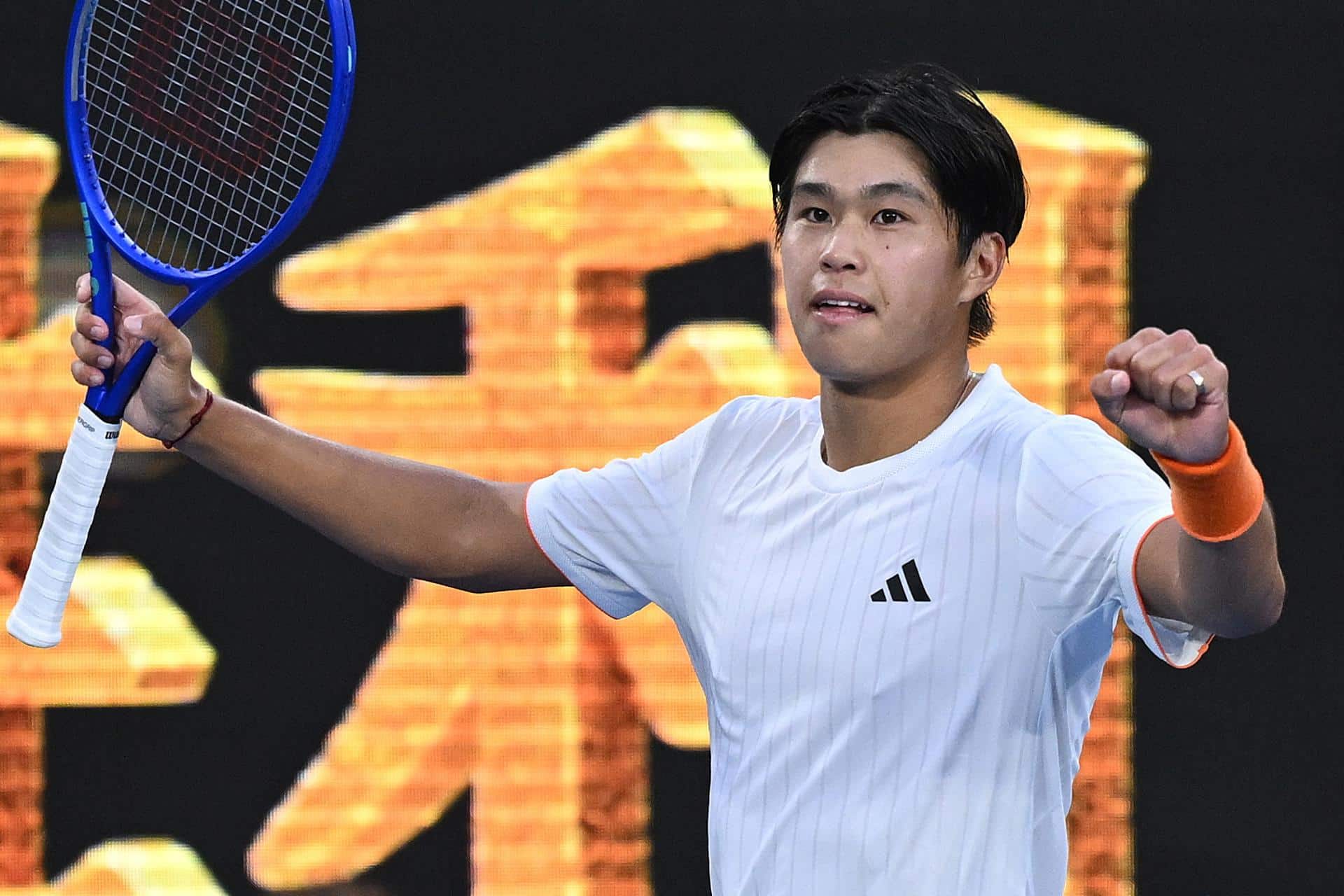El tenista estadounidense Learner Tien celebra la victoria ante el ruso Daniil Medvedev en el Abierto de Australia en Melbourne. EFE/EPA/JAMES ROSS
