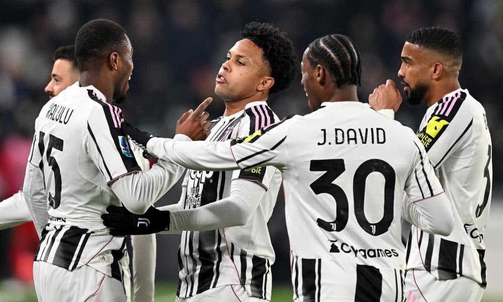 El futbolista Weston McKennie (C), del Juventus, celebra con sus compañeros tras marcar el 5-0 ante el Cremonese, en partido correspondiente a la Serie A italiana, disputado este lunes. EFE/ lessandro Di Marco