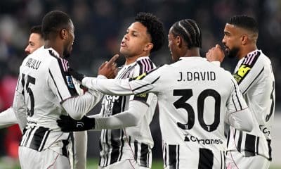 El futbolista Weston McKennie (C), del Juventus, celebra con sus compañeros tras marcar el 5-0 ante el Cremonese, en partido correspondiente a la Serie A italiana, disputado este lunes. EFE/ lessandro Di Marco