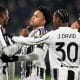 El futbolista Weston McKennie (C), del Juventus, celebra con sus compañeros tras marcar el 5-0 ante el Cremonese, en partido correspondiente a la Serie A italiana, disputado este lunes. EFE/ lessandro Di Marco