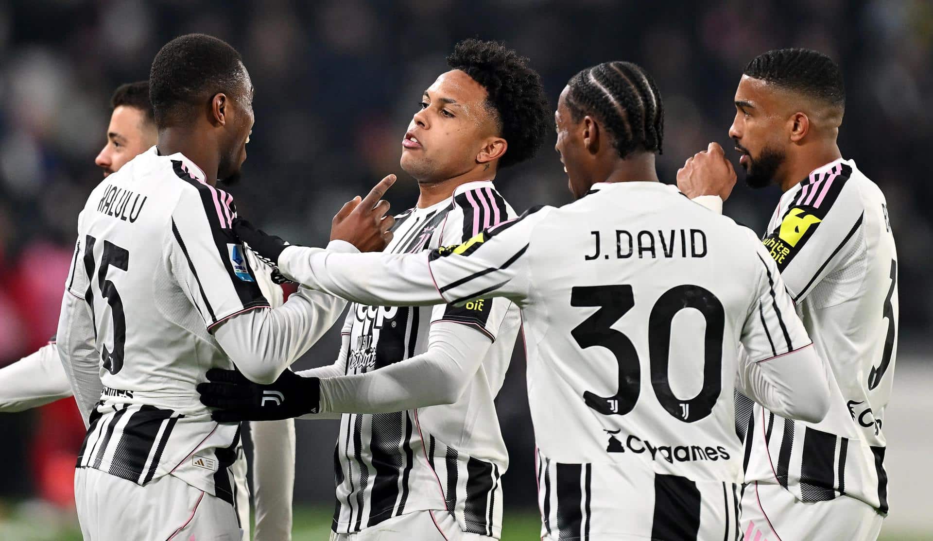 El futbolista Weston McKennie (C), del Juventus, celebra con sus compañeros tras marcar el 5-0 ante el Cremonese, en partido correspondiente a la Serie A italiana, disputado este lunes. EFE/ lessandro Di Marco