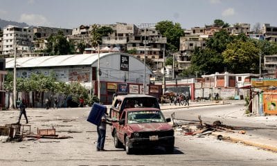 Un vehículo recorre el barrio Nazon en Puerto Príncipe (Haití), en una fotografía de archivo. EFE/ Mentor David Lorens