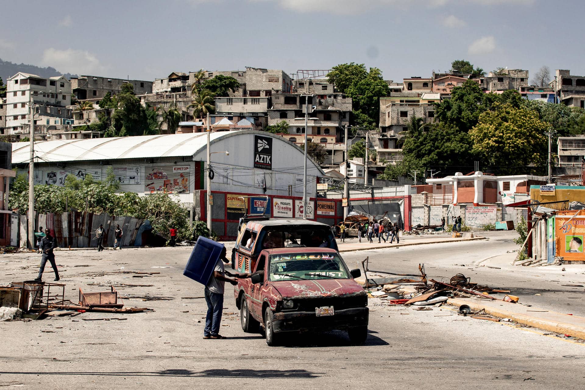 Un vehículo recorre el barrio Nazon en Puerto Príncipe (Haití), en una fotografía de archivo. EFE/ Mentor David Lorens