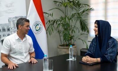 Fotografía difundida en la cuenta en X @SantiPenap del presidente de Paraguay, Santiago Peña, de su reunión con la ministra de Estado para la Cooperación Internacional de los Emiratos Árabes Unidos (EAU), Reem Al Hashimy, este miércoles, en Asunción (Paraguay). EFE/ @SantiPenap