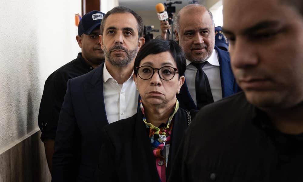 Los hermanos Antonio (i) y Maribel Espaillat, propietarios de la discoteca Jet Set, asisten a una audiencia en el Palacio de Justicia de Santo Domingo (República Dominicana). EFE/ Orlando Barría