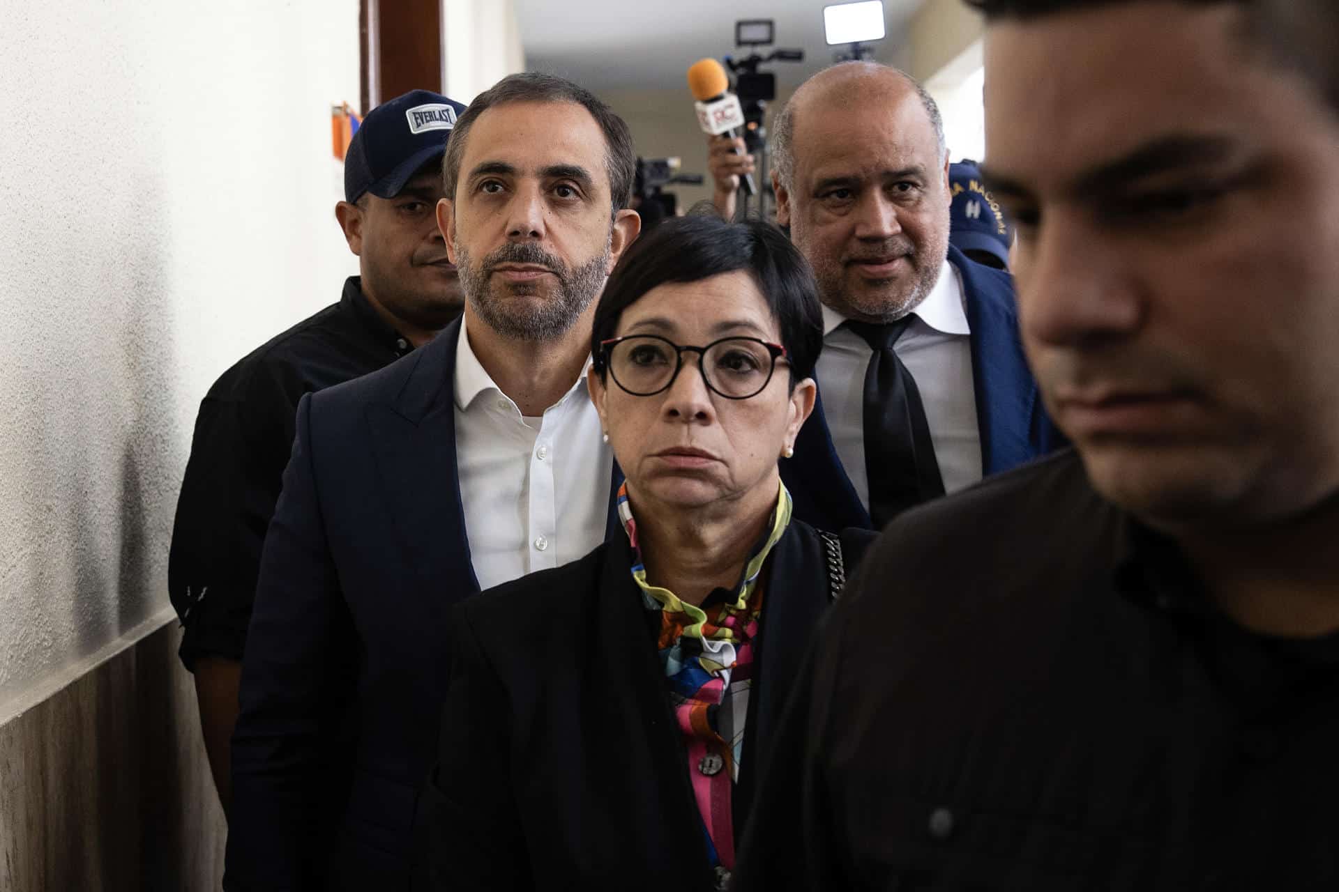 Los hermanos Antonio (i) y Maribel Espaillat, propietarios de la discoteca Jet Set, asisten a una audiencia en el Palacio de Justicia de Santo Domingo (República Dominicana). EFE/ Orlando Barría