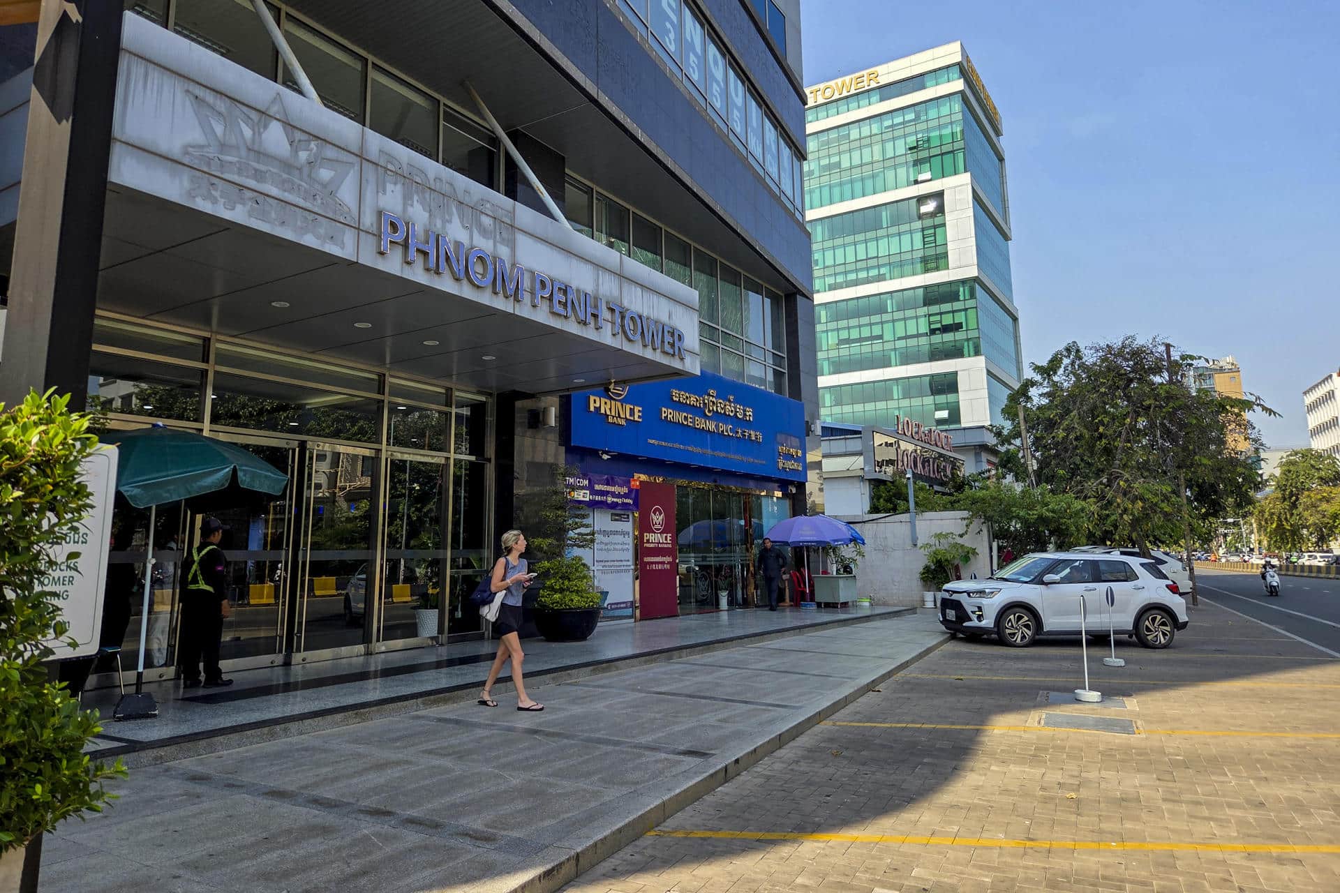 Fotografía de archivo, tomada el 19/12/2025, que muestra un edificio del conglomerado Prince Group en Nom Pen, Camboya. EFE/ Noel Caballero