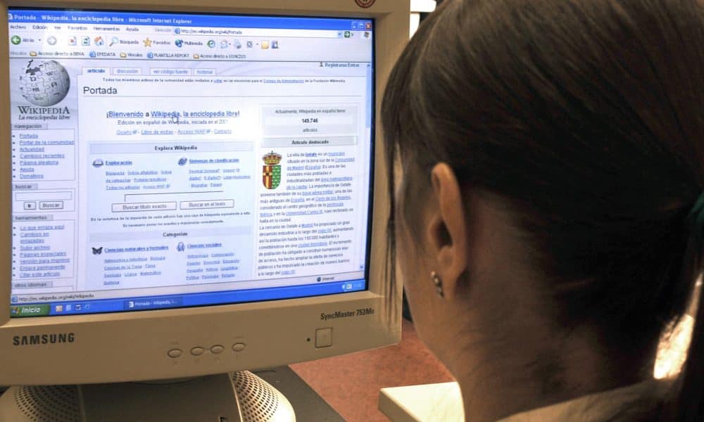 Una joven consulta en internet la pagina de Wikipedia, enciclopedia escrita por sus lectores. EFE Archivo