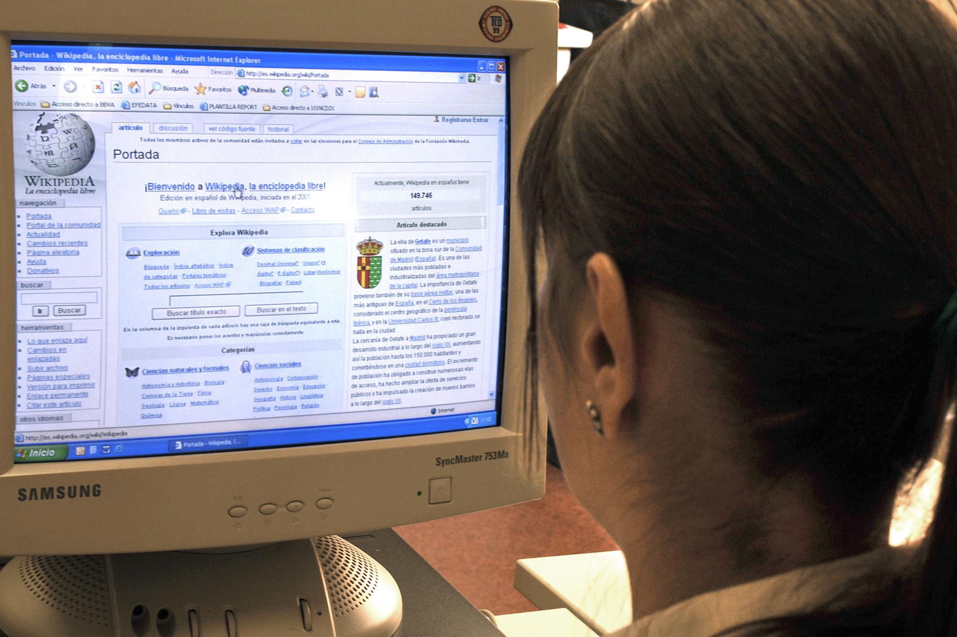 Una joven consulta en internet la pagina de Wikipedia, enciclopedia escrita por sus lectores. EFE Archivo