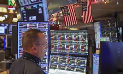 Operadores trabajan en el parqué de la Bolsa de Valores de Nueva York al cierre de la jornada en Nueva York, EE. UU., el 5 de enero de 2026. EFE/SARAH YENESEL