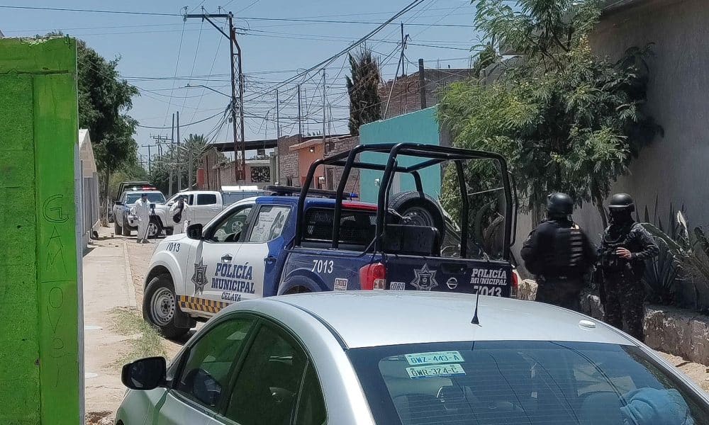 Policías municipales y peritos forenses trabajan en la zona donde se sucitó una masacre en Guanajuato, México. Imagen de archivo. EFE/Str