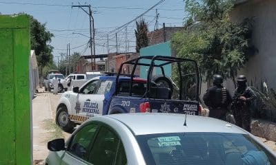 Policías municipales y peritos forenses trabajan en la zona donde se sucitó una masacre en Guanajuato, México. Imagen de archivo. EFE/Str