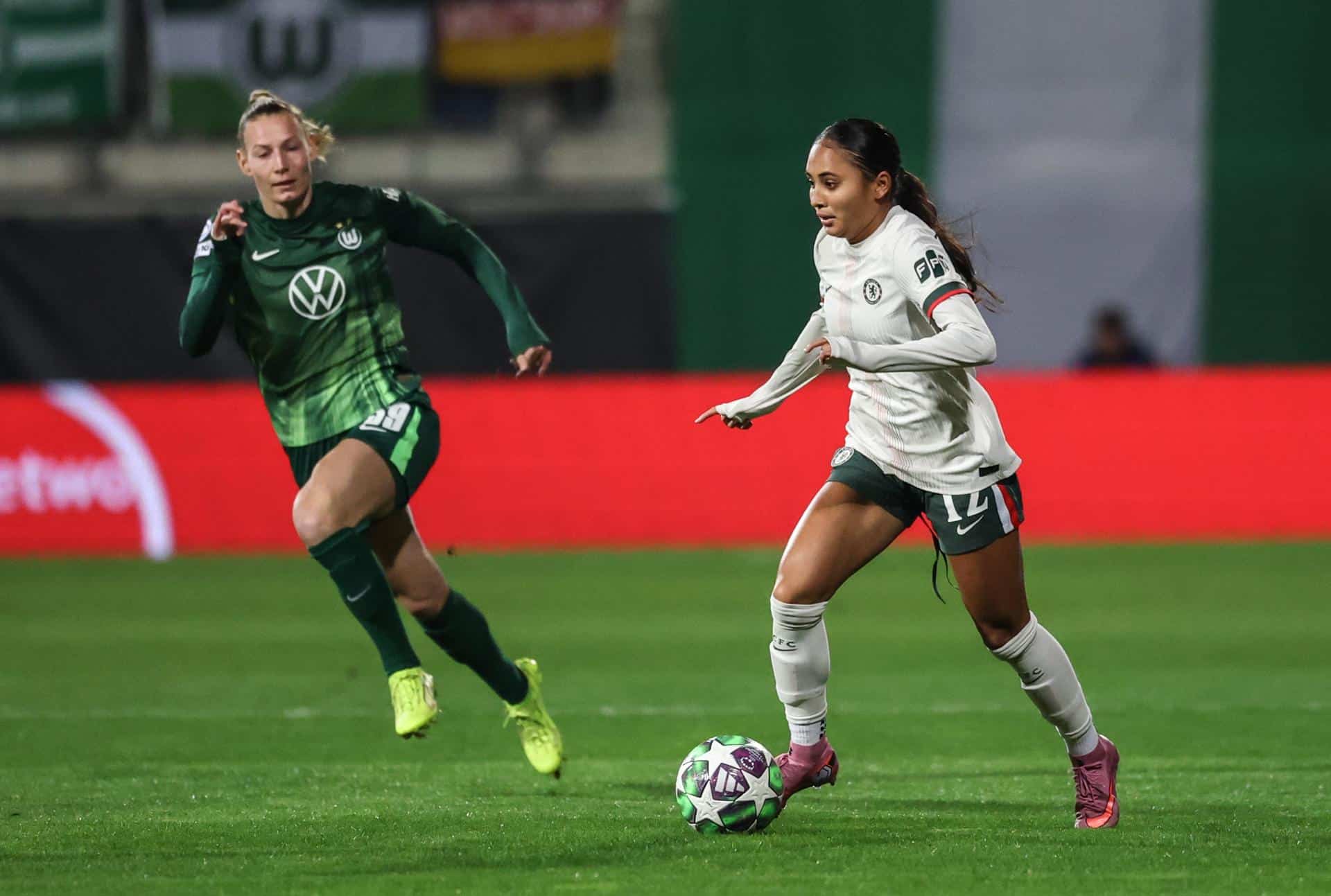 La jugadora del Chelsea Alyssa Thompson (dch), uno de los cinco fichajes más caros de 2025, durante un partido de Liga de Campeones el pasado 17 de diciembre. EFE/EPA/FILIP SINGER