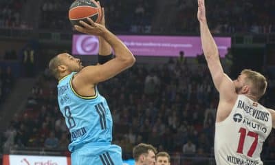 El base del Fenerbahce Talen Horton Tucker (i) lanza a canasta ante el lituano Gytis Radzevičius, del Baskonia, durante el partido de la jornada 19 de la EuroLiga que Baskonia y Fenerbahce disputan hoy viernes en el Fernando Buesa Arena. EFE/ L. Rico