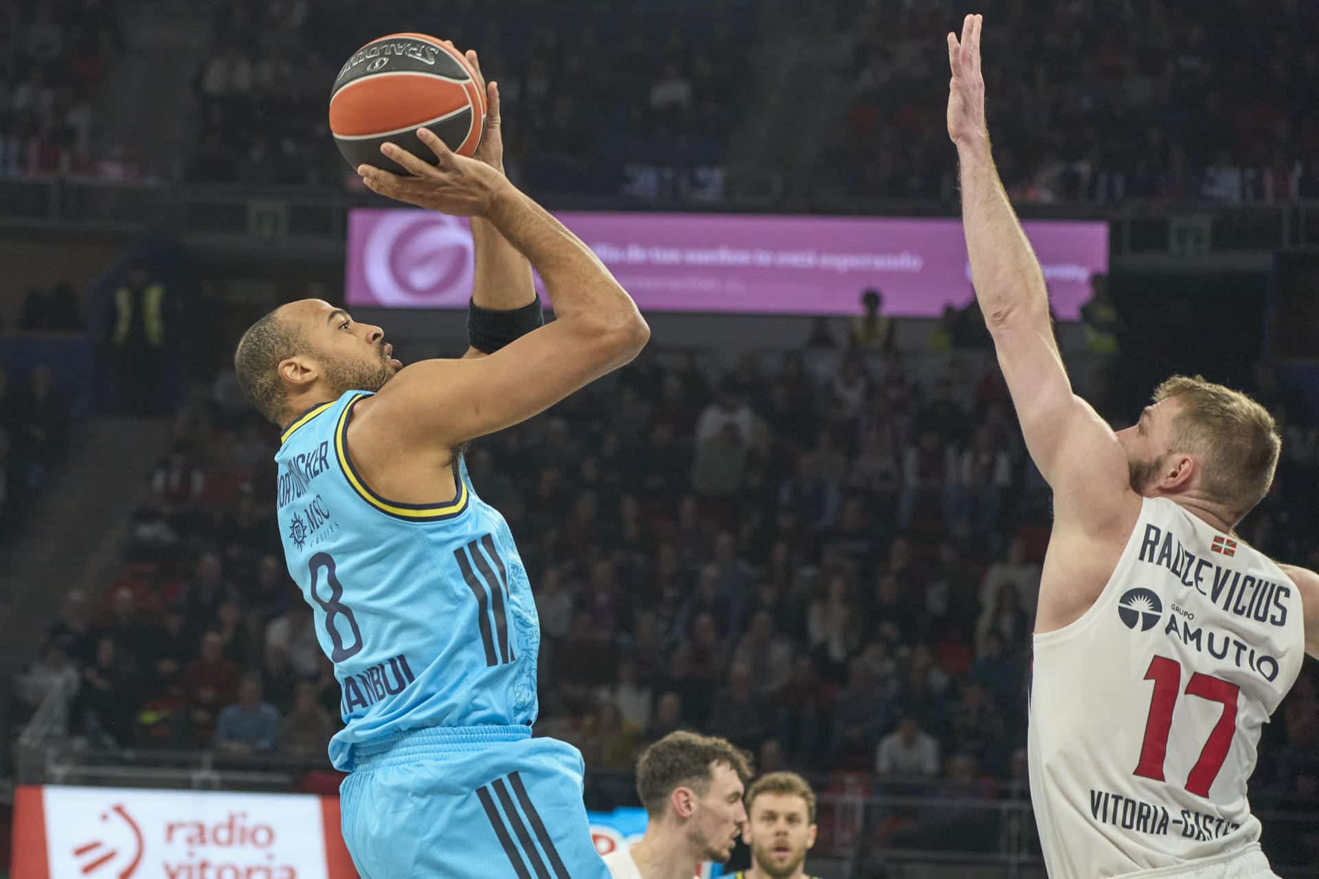 El base del Fenerbahce Talen Horton Tucker (i) lanza a canasta ante el lituano Gytis Radzevičius, del Baskonia, durante el partido de la jornada 19 de la EuroLiga que Baskonia y Fenerbahce disputan hoy viernes en el Fernando Buesa Arena. EFE/ L. Rico