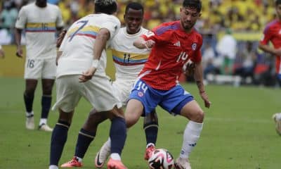 Fotografía de archivo en la que se observa al volante chileno Felipe Loyola (d) en un partido de las eliminatorias sudamericanas para el Mundial de 2026 contra Colombia en el estadio Metropolitano en Barranquilla (Colombia). EFE/Carlos Ortega