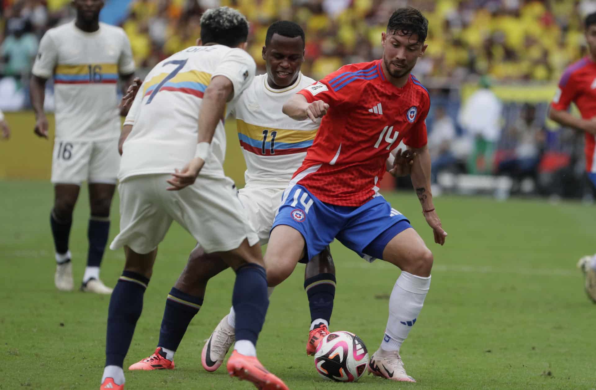 Fotografía de archivo en la que se observa al volante chileno Felipe Loyola (d) en un partido de las eliminatorias sudamericanas para el Mundial de 2026 contra Colombia en el estadio Metropolitano en Barranquilla (Colombia). EFE/Carlos Ortega