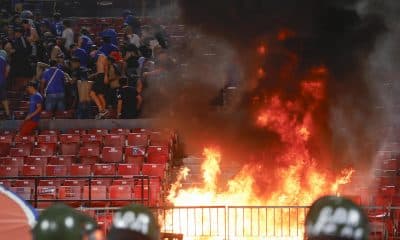 Fotografía que muestra llamas tras manifestaciones en el partido entre Universidad de Chile y Audax Italiano, este viernes en el Estadio Nacional en Santiago. EFE/ Sebastián Ñanco