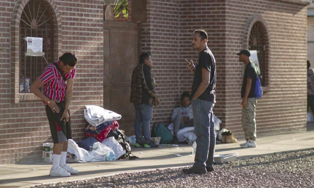 Migrantes esperan afuera de un albergue en espera de resolver su situación legal. Imagen de archivo. EFE/Jonathan Fernández