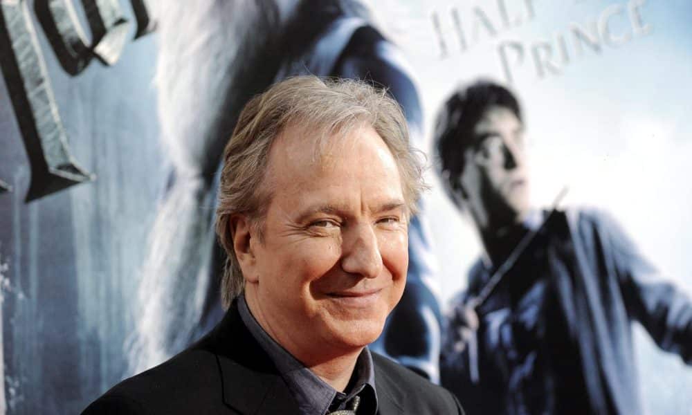 El actor británico Alan Rickman posa en 2009 a su llegada al estreno de la película 'Harry Potter and the Half-Blood Prince' en el teatro Zeigfeld de Nueva York, Nueva York (EE.UU.). EFE/ Archivo/JUSTIN LANE
