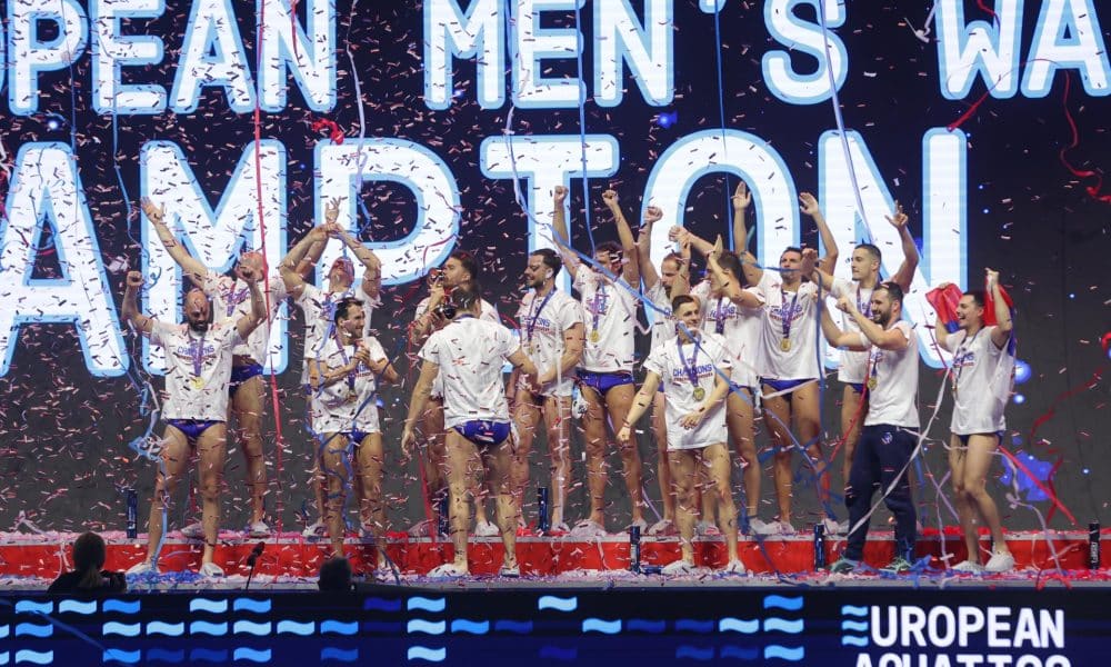 Jugadores de Serbia celebran en el podio el título en el Europeo de waterpolo, que concluyó el pasado domingo y en cuya final derrotaron a Hungría. EFE/ANDREJ CUKIC