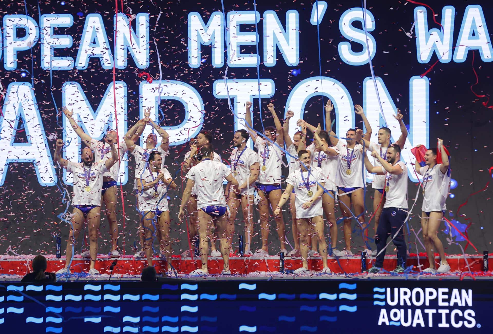Jugadores de Serbia celebran en el podio el título en el Europeo de waterpolo, que concluyó el pasado domingo y en cuya final derrotaron a Hungría. EFE/ANDREJ CUKIC