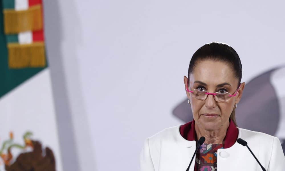 La presidenta de México, Claudia Sheinbaum, habla durante una rueda de prensa este lunes, en Palacio Nacional de la Ciudad de México (México). EFE/Sáshenka Gutiérrez