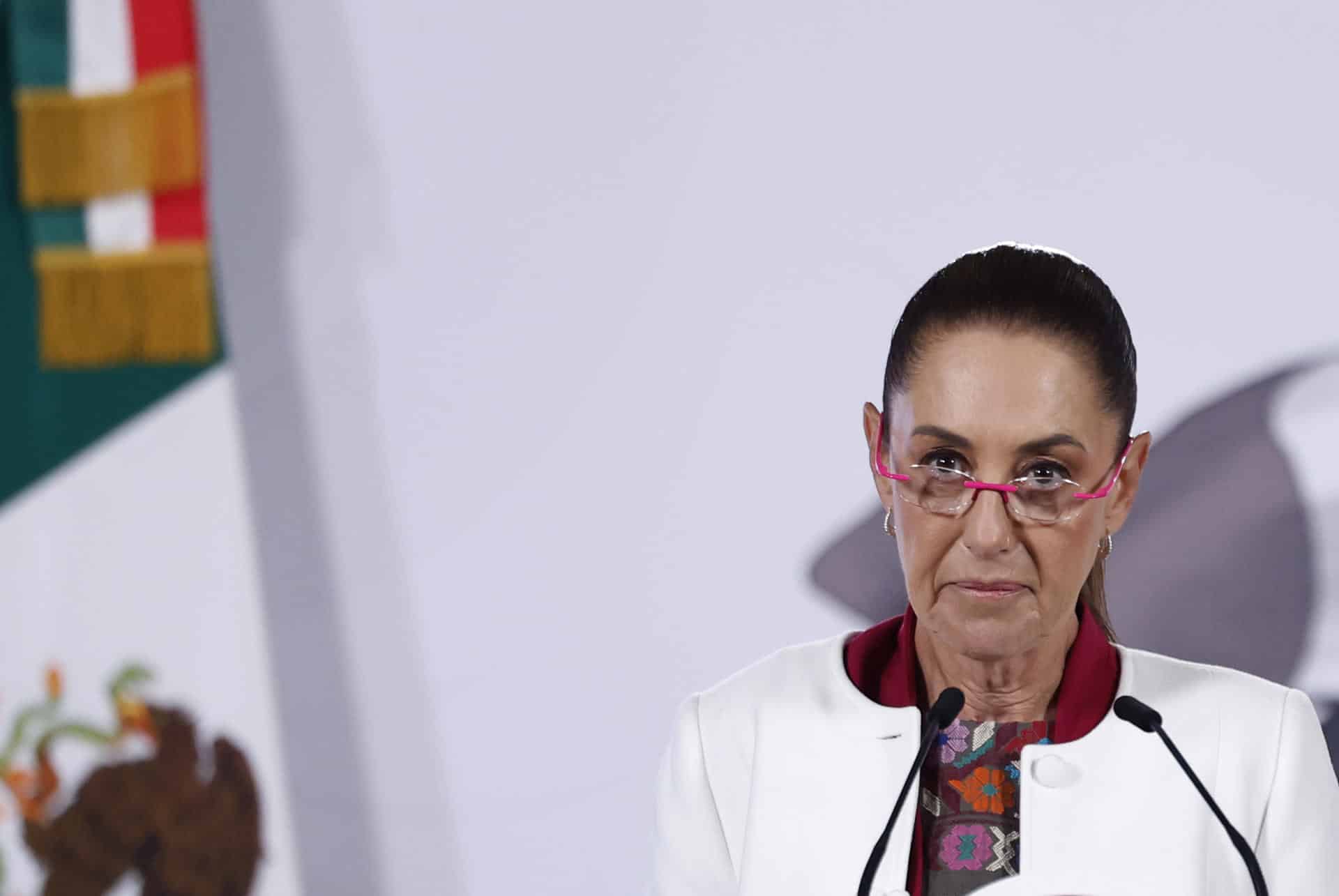 La presidenta de México, Claudia Sheinbaum, habla durante una rueda de prensa este lunes, en Palacio Nacional de la Ciudad de México (México). EFE/Sáshenka Gutiérrez